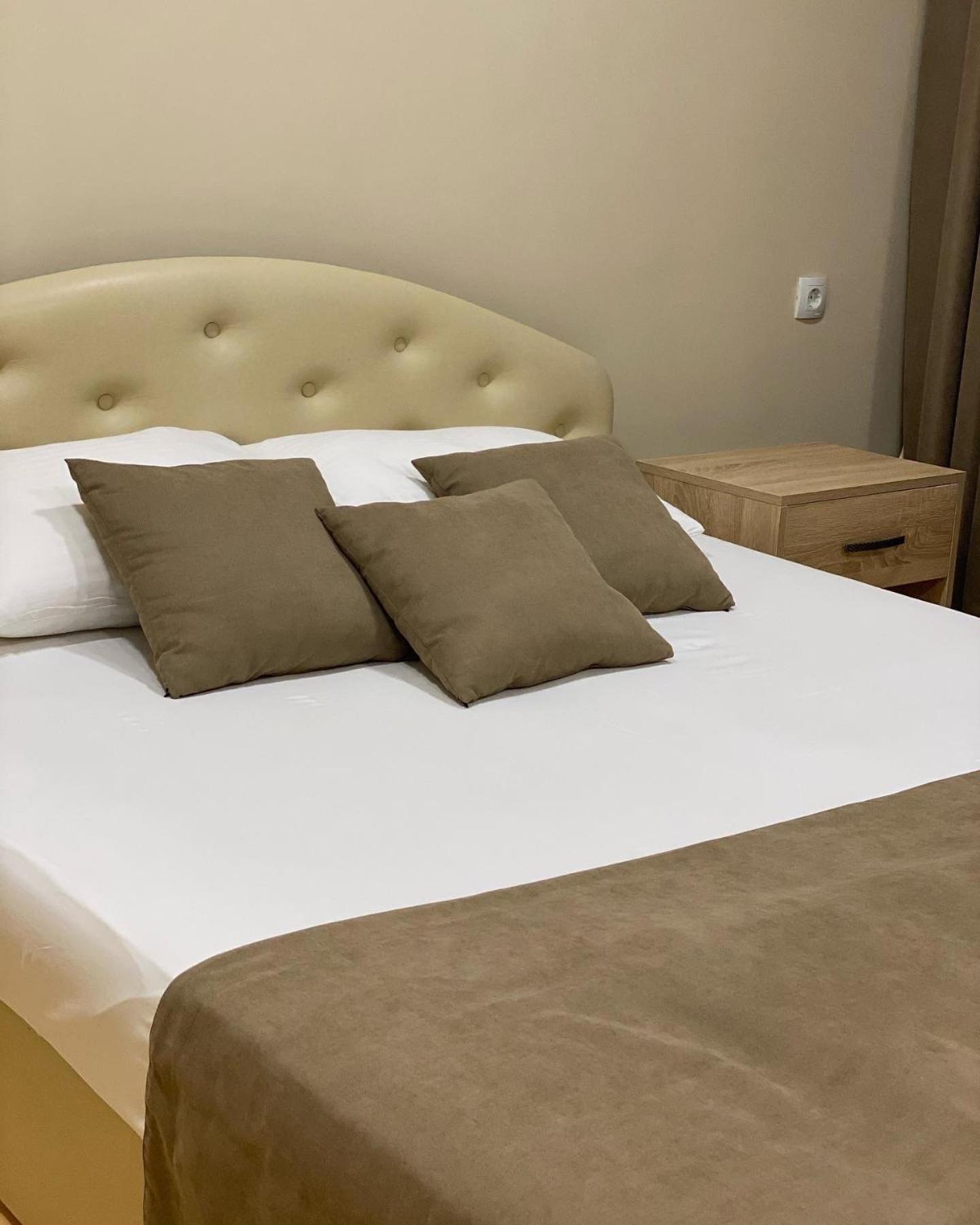 Sv Hotel, Restaurant & Airport Parking Todiresti  Екстер'єр фото