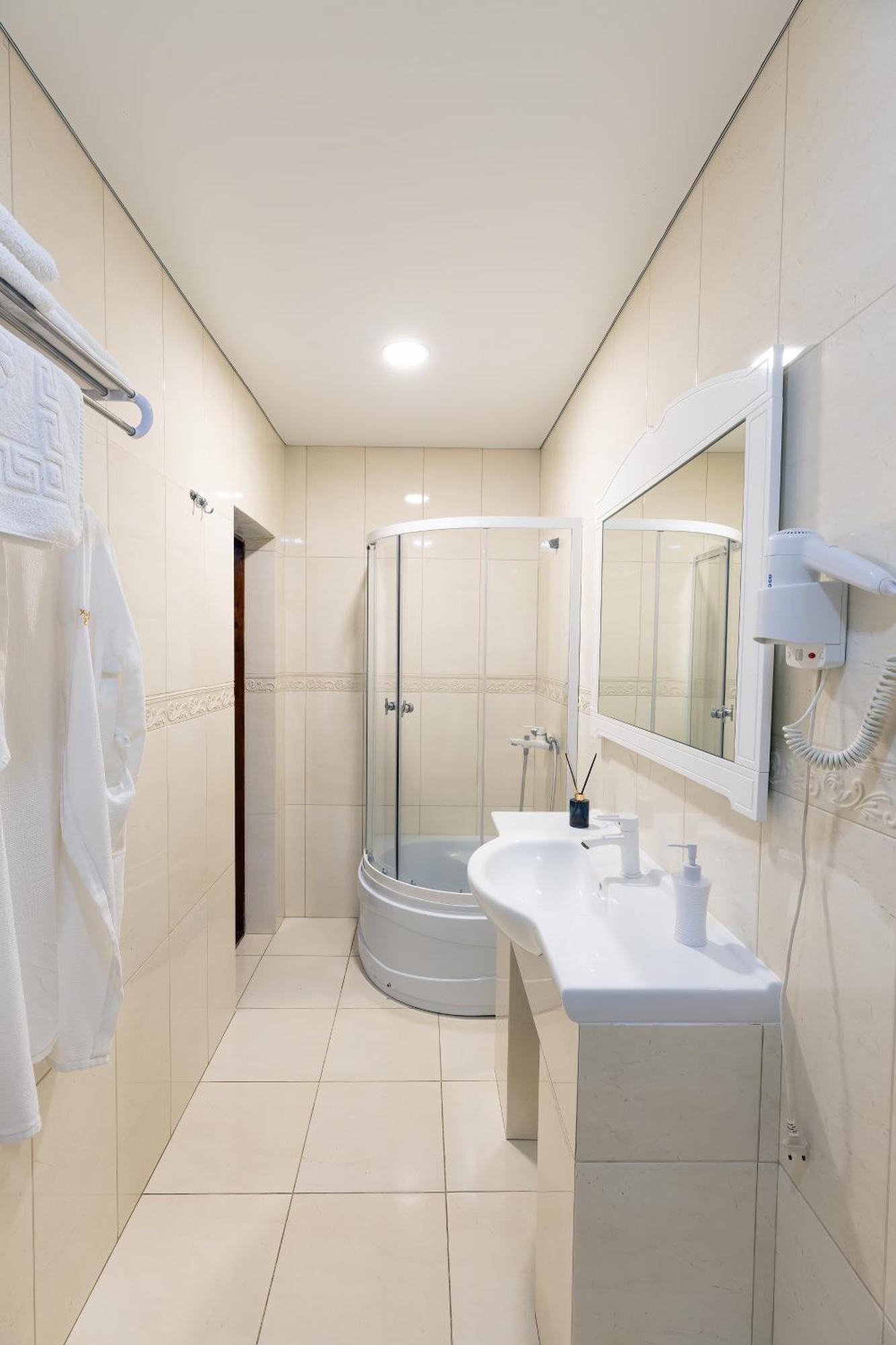 Sv Hotel, Restaurant & Airport Parking Todiresti  Екстер'єр фото