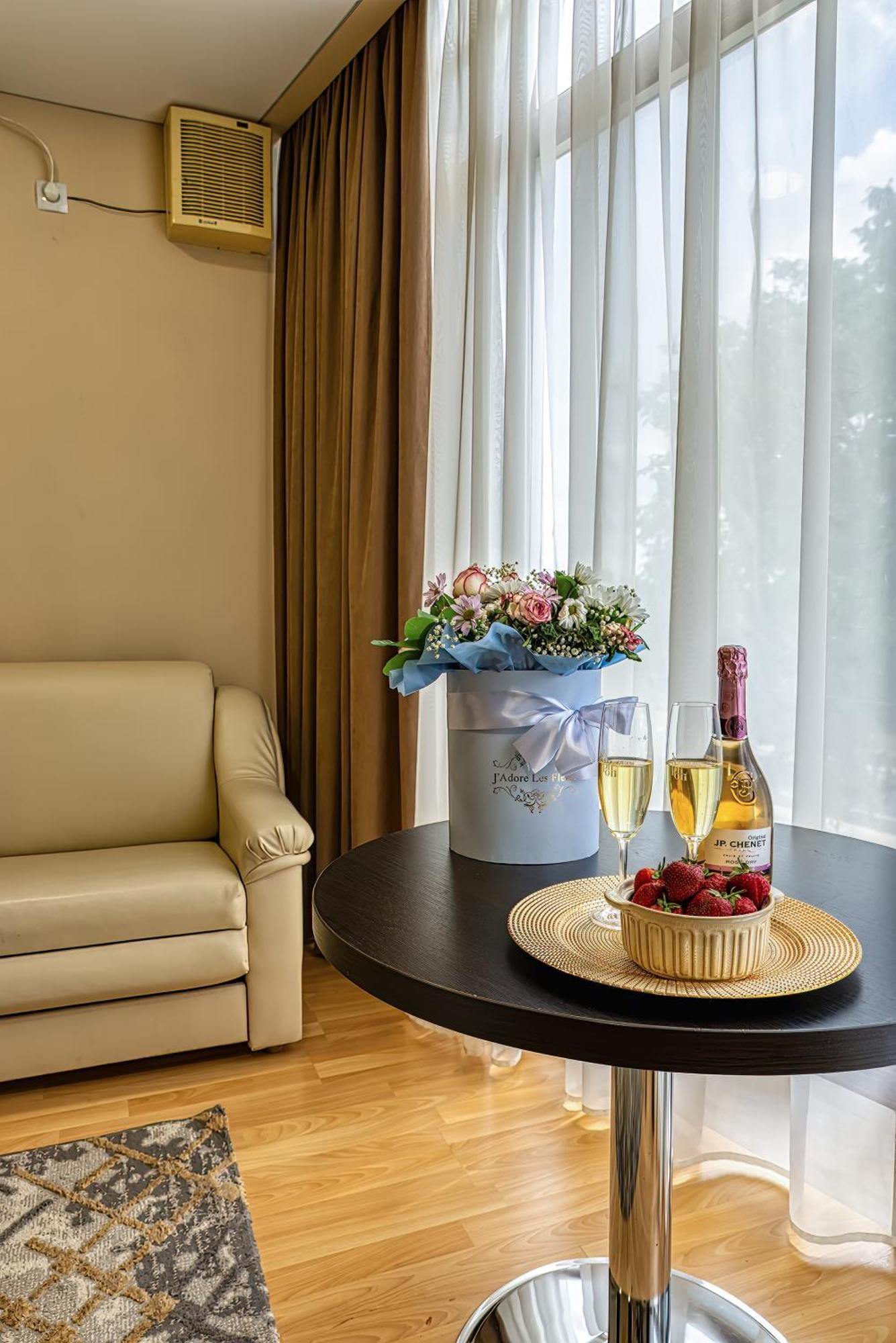 Sv Hotel, Restaurant & Airport Parking Todiresti  Екстер'єр фото