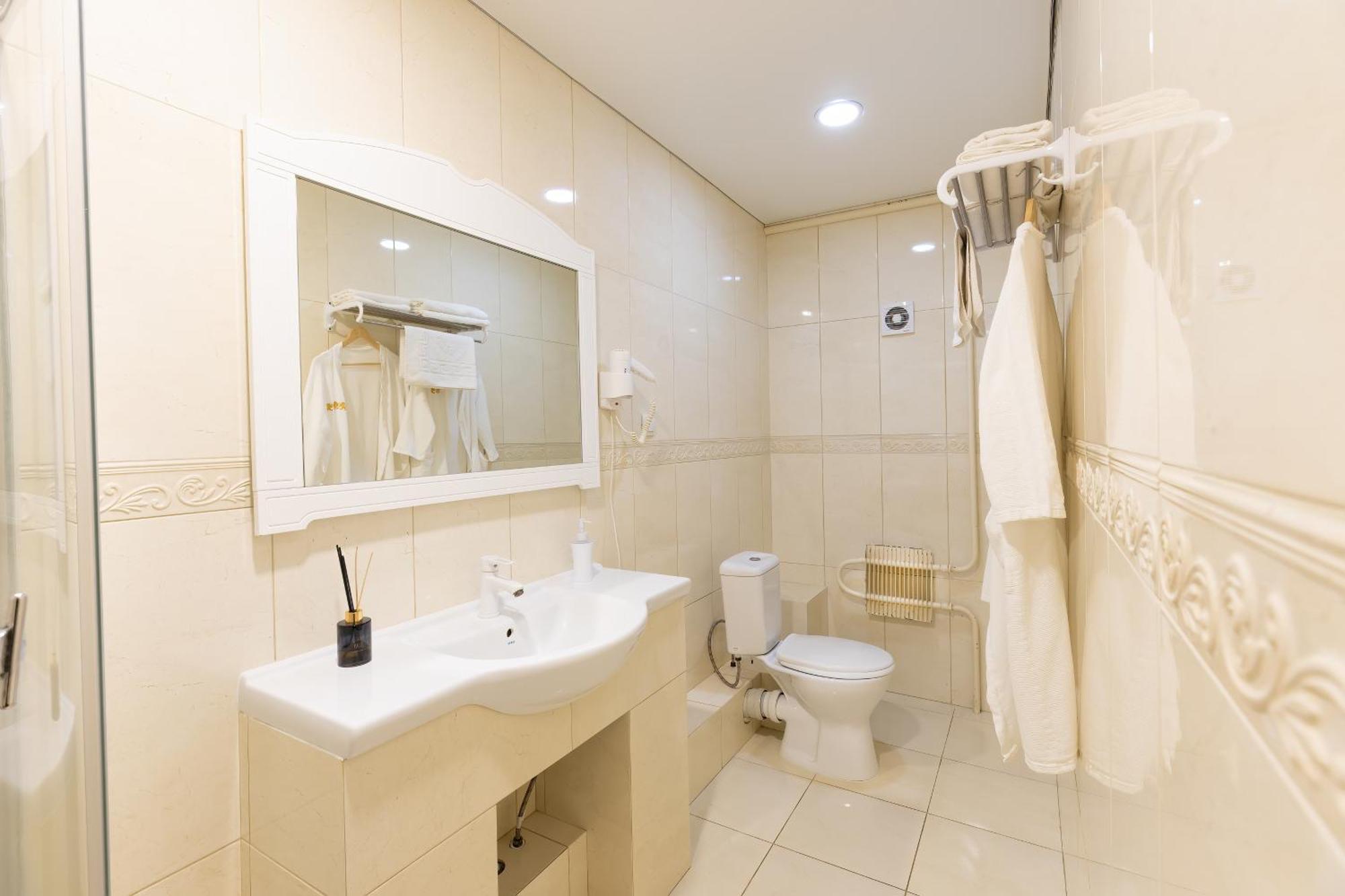 Sv Hotel, Restaurant & Airport Parking Todiresti  Екстер'єр фото