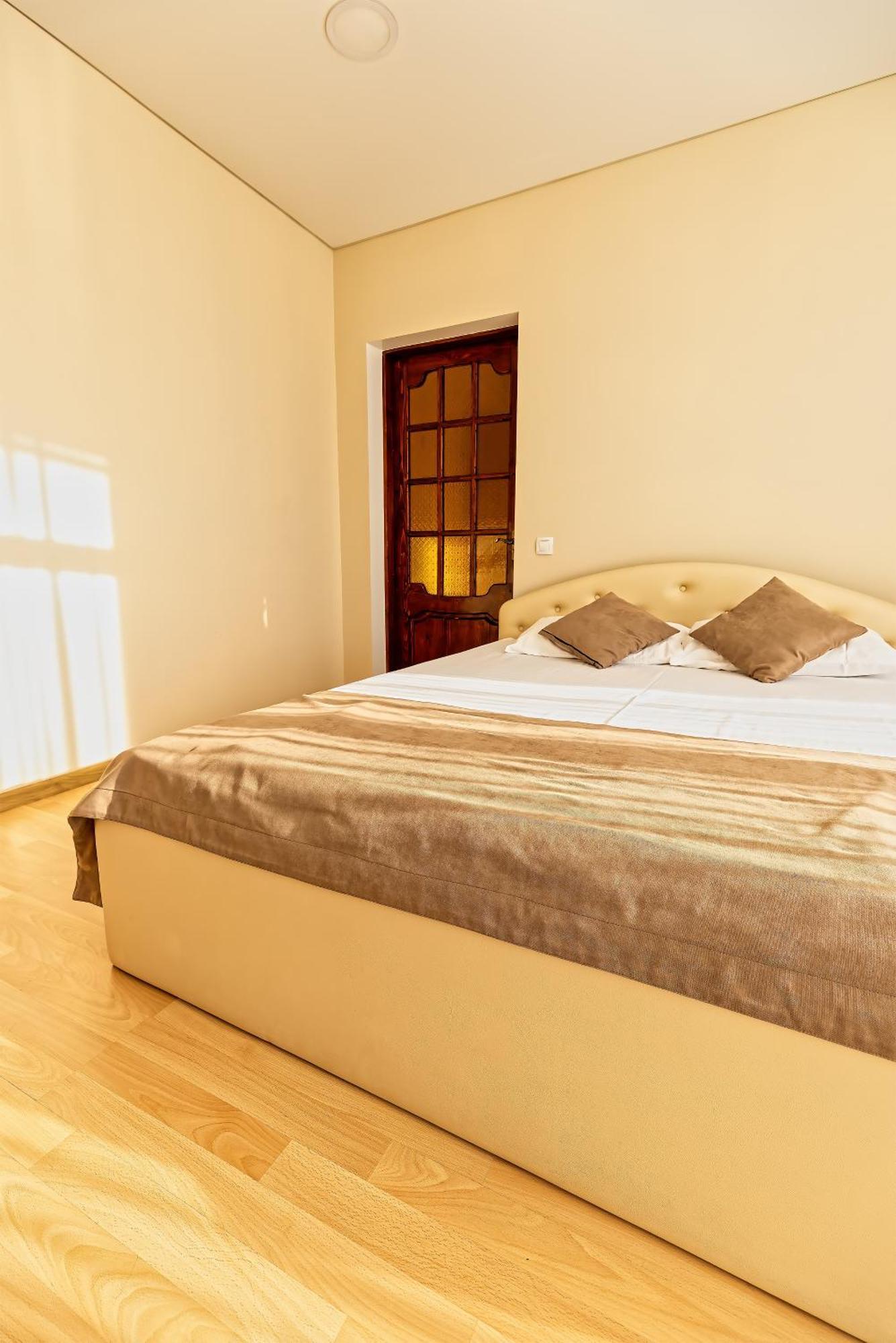 Sv Hotel, Restaurant & Airport Parking Todiresti  Екстер'єр фото