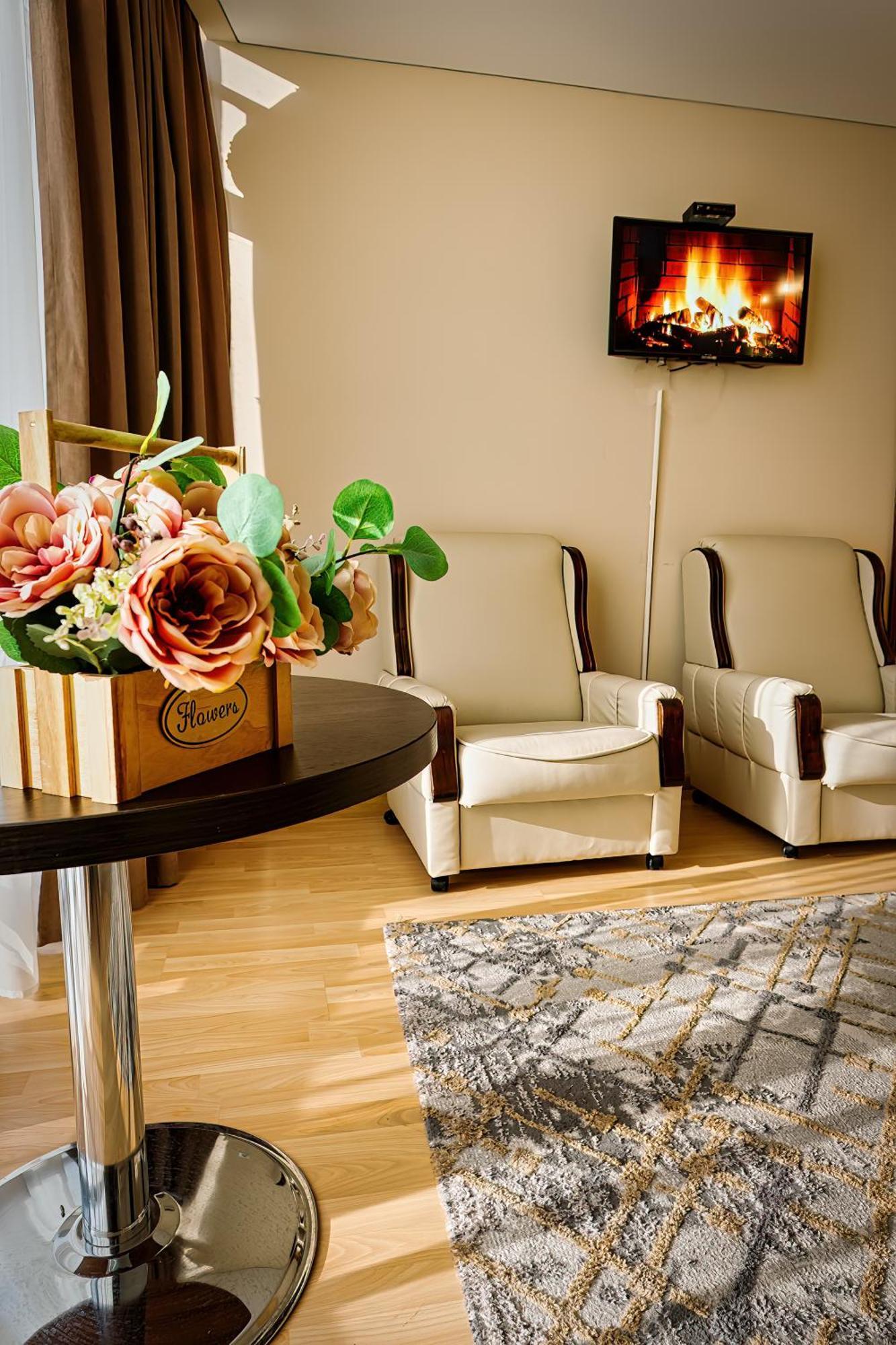 Sv Hotel, Restaurant & Airport Parking Todiresti  Екстер'єр фото