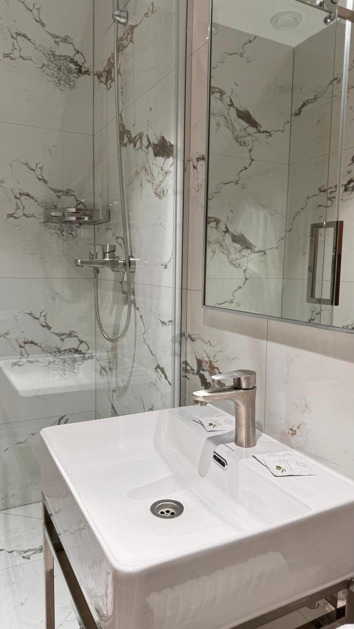 Sv Hotel, Restaurant & Airport Parking Todiresti  Екстер'єр фото