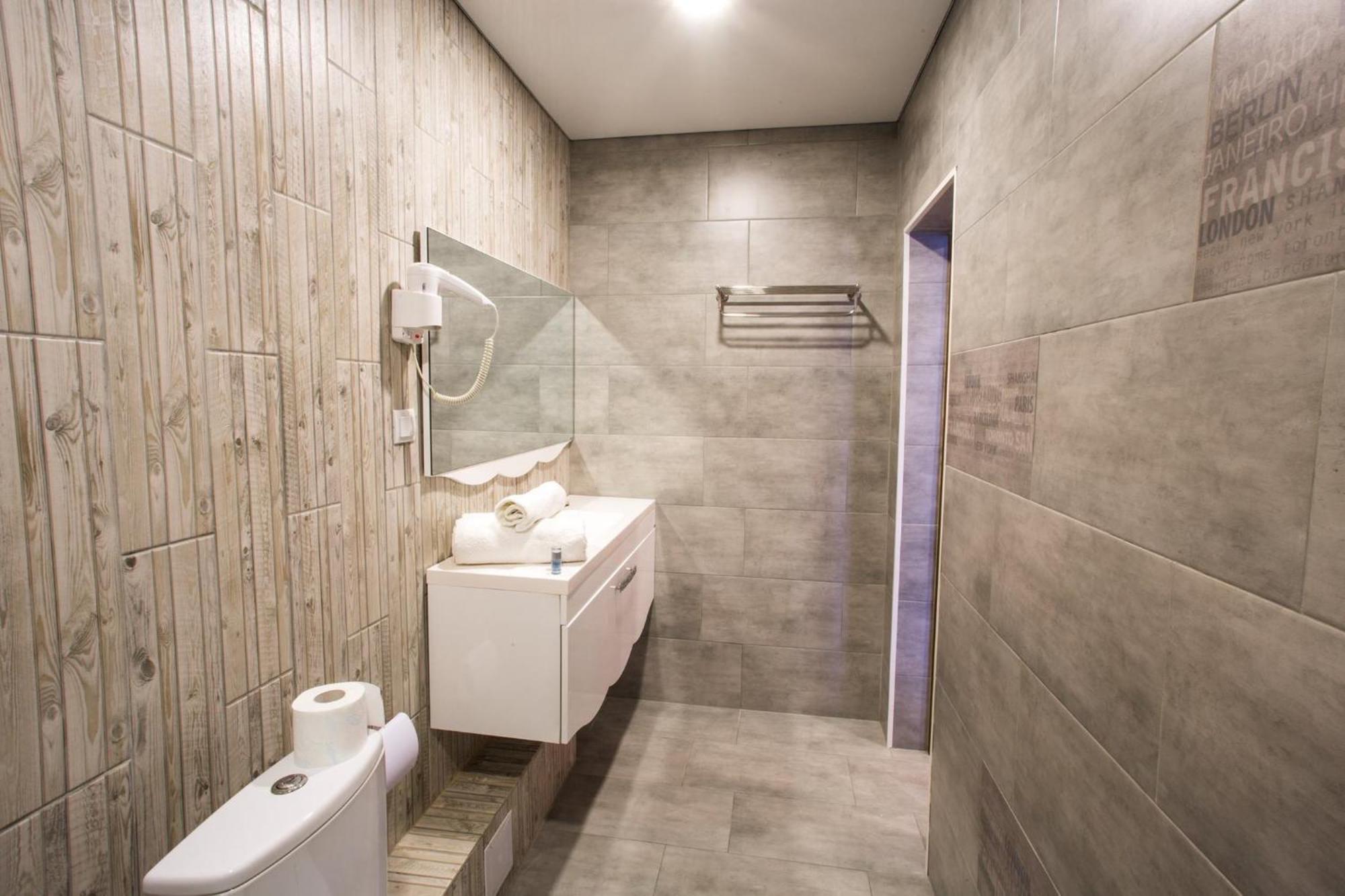 Sv Hotel, Restaurant & Airport Parking Todiresti  Екстер'єр фото