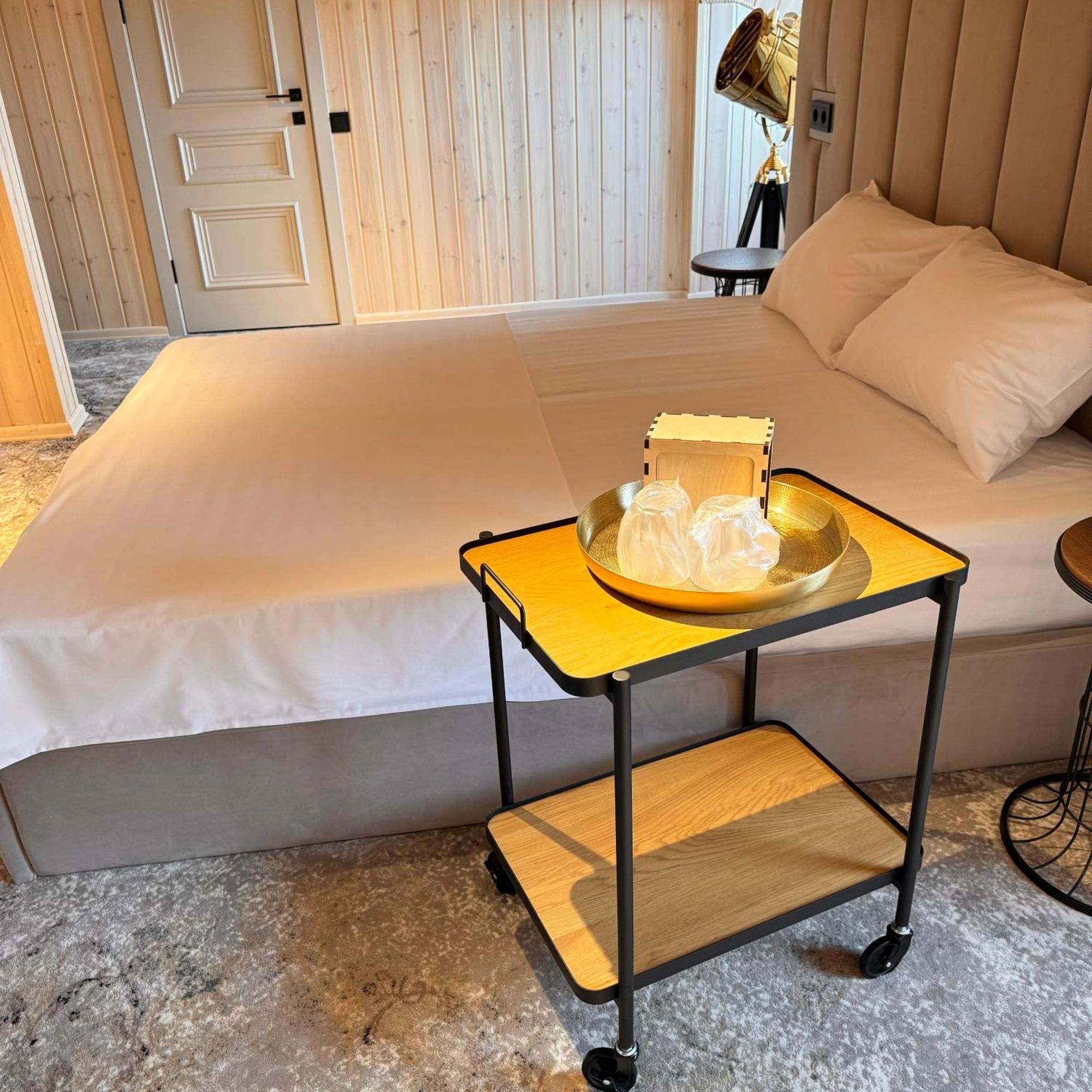 Sv Hotel, Restaurant & Airport Parking Todiresti  Екстер'єр фото